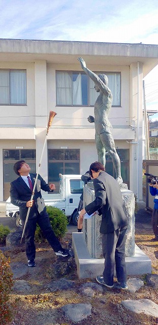 上田市の丸子修学館高校がブロンズ像「未来」をきれいにする「お身