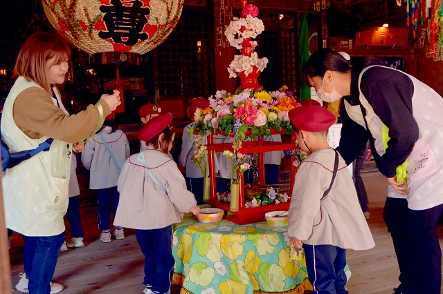 上田市の八日堂信濃国分寺「花まつり」をあった！ ☆園児がお釈迦様に